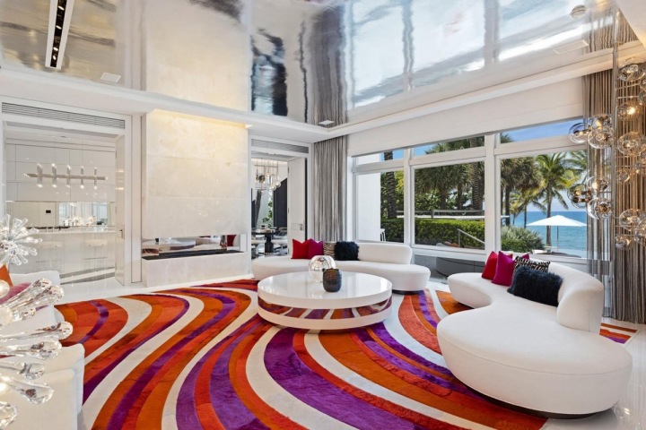 Obývací pokoj s křiklavě barveným kobercem