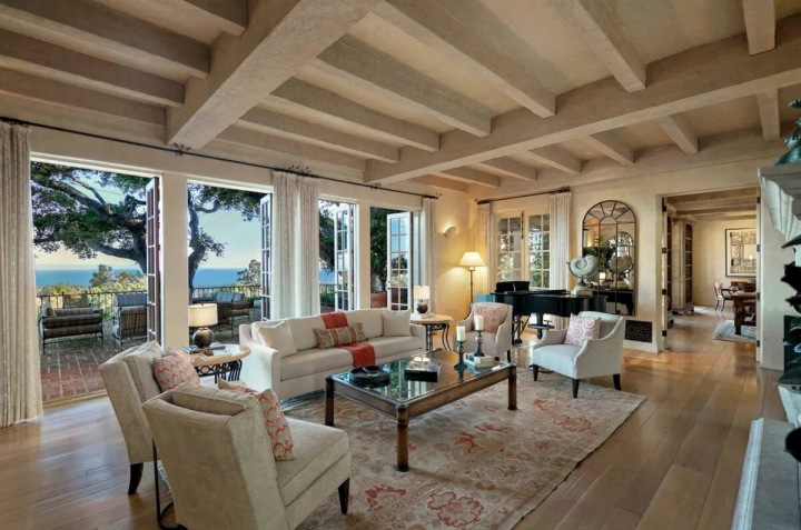 Obývací pokoj v krémových barvách. 