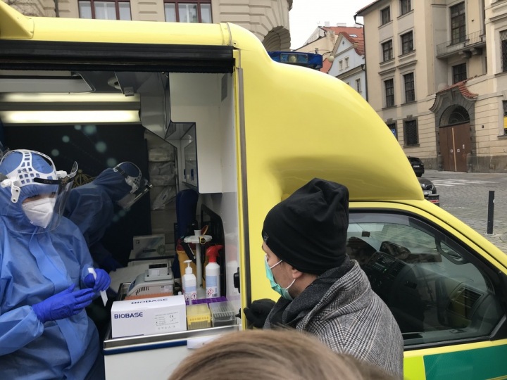 Odběrový pracovník a pacient. 