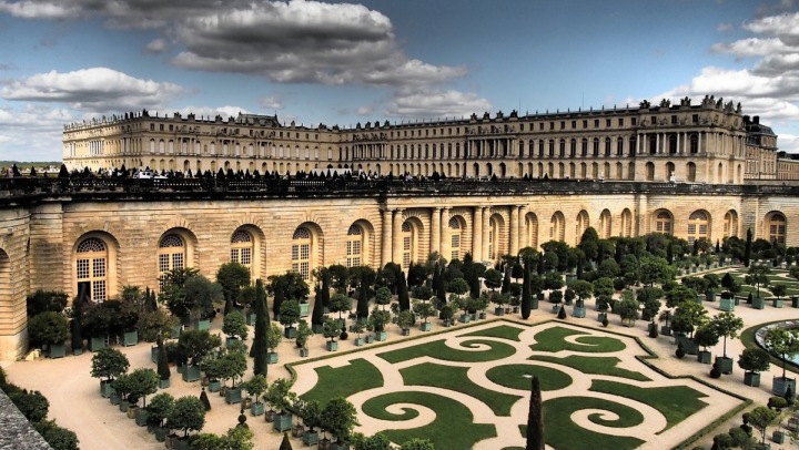 Palác ve Versailles se zahradami. 