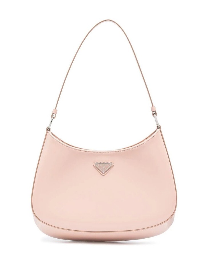 Růžová kabelka Prada. 