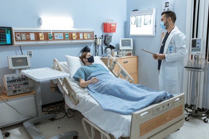 Lékaři utíkají za vyššími platy
