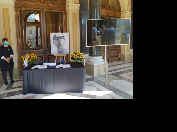 Pietní místo s kondolenční knihou