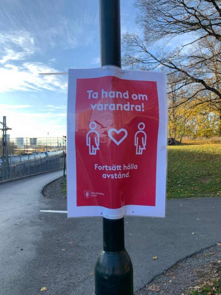 Plakát upozorňující na dodržování rozestupu