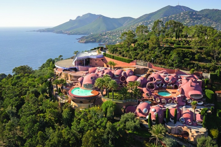 Pohled na rezidenci návrháře Pierra Cardina