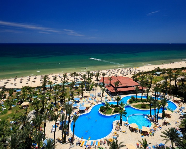 Hotelový komplex s bazeném a moře z ptačí perspektivy.