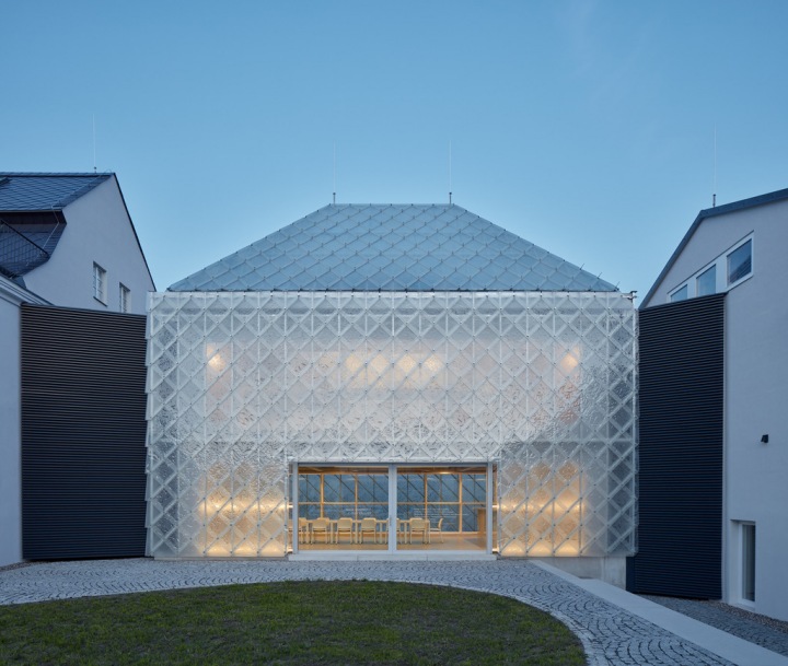 Pohled na moderní část sídla Lasvit