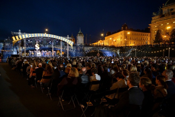 Pohled na obrovské množství diváků