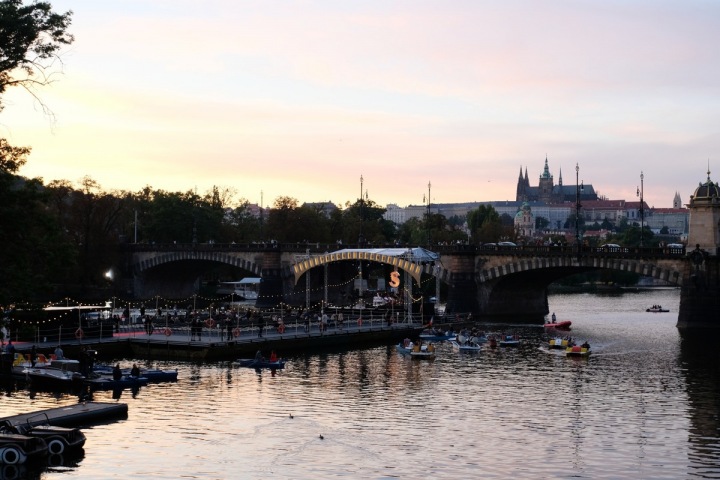 Pohled na plovoucí scénu ze strany od Národního divadla