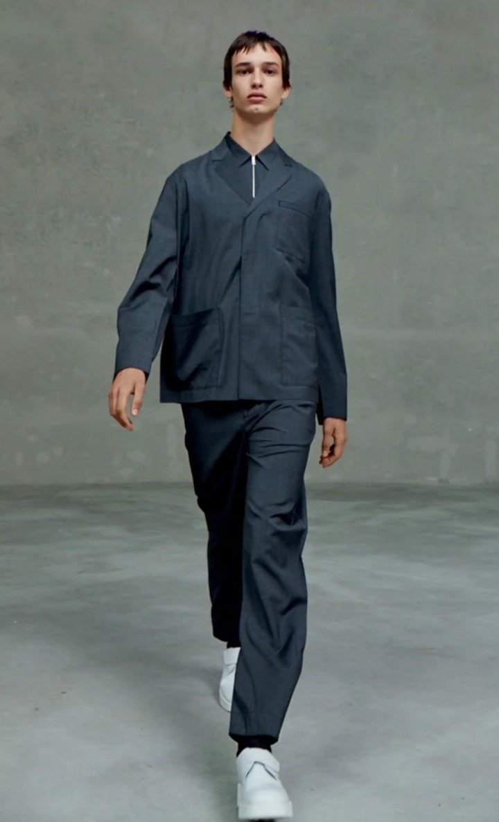 Muž v modelu Prada SS2021