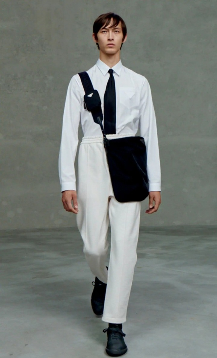 Muž v bílých teplácích a košili Prada