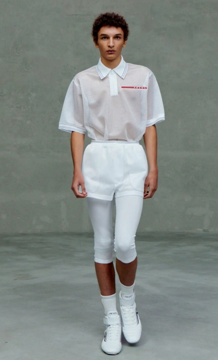 Muž v bílém modelu Prada