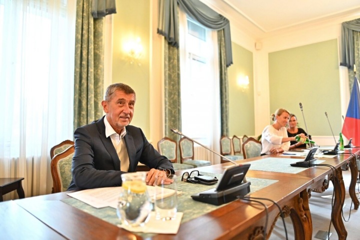 Premiér Andrej Babiš za stolem