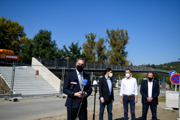 Primátor Zdeněk Hřib stojí před lávkou