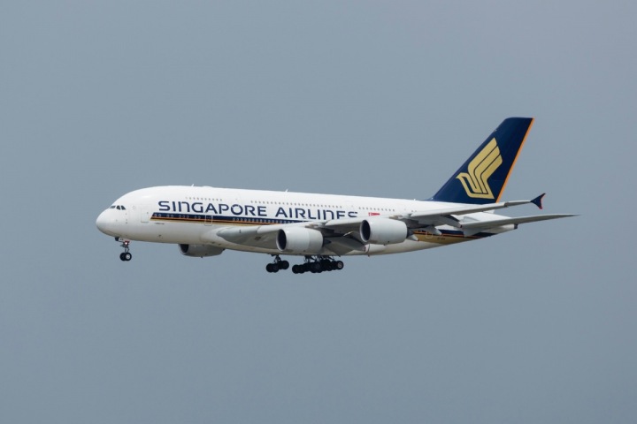 Přistávající letadlo společnosti Singapore Airlines