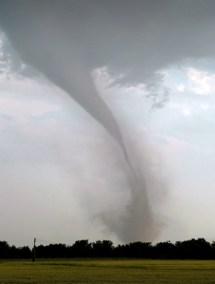 Tornádo je sloupec, vír mezi nebem a zemí