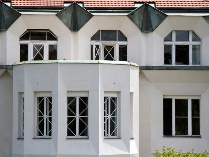 Kubistická Kovařovicova vila, detail elegantní vily pod pražským Vyšehradem 