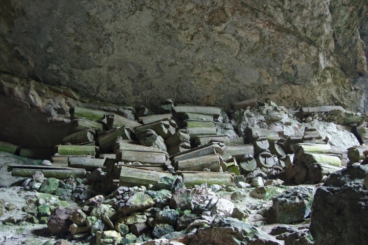Rakve v pohřební jeskyni Lumiang, Sagada, Luzon, Filipíny