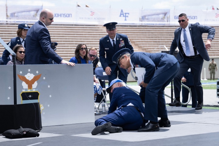 Najznámejší je jeho pád pri odovzdávaní diplomov na Air Force Academy v Colorade