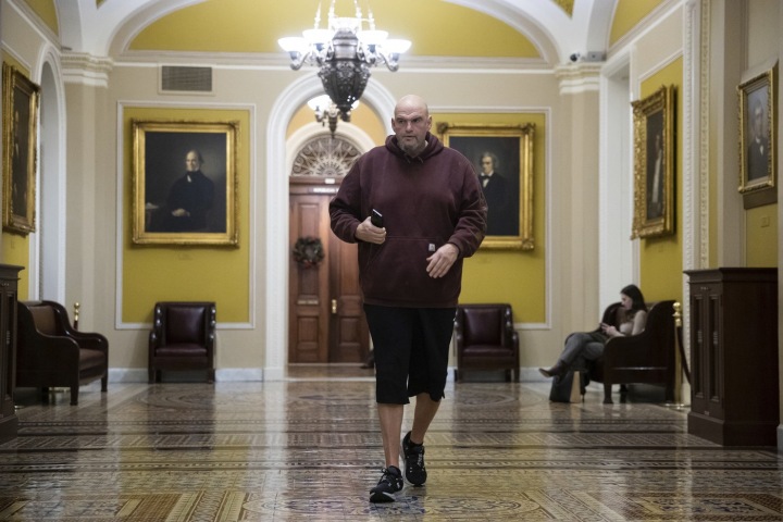 John Fetterman sa takto oblieka bežne do Bielého domu
