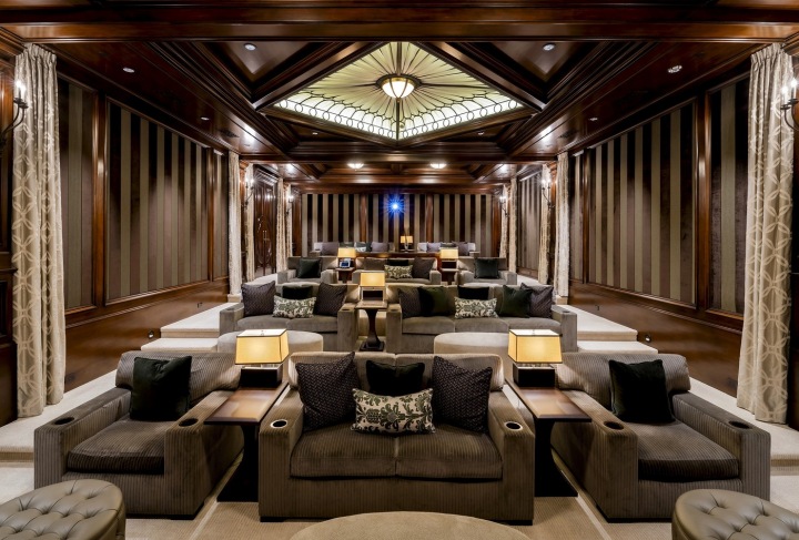 Kino v dome Paris Hilton
