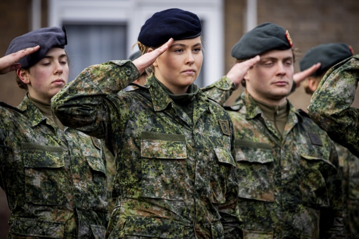 Princezna Amálie během vojenského výcviku