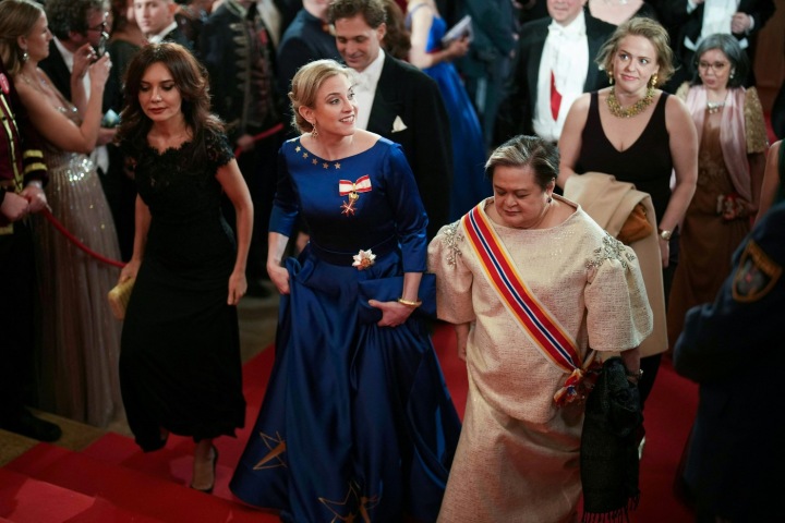 Albánská ministryně zahraničí Elisa Spiropali, rakouská ministryně zahraničí Beate Meinl-Reisinger a filipínská ministryně zahraničí Maria Theresa Lazaro přijíždějí na 68. ročník vídeňského Opernballu ve Státní opeře ve Vídni, 12. února 2026