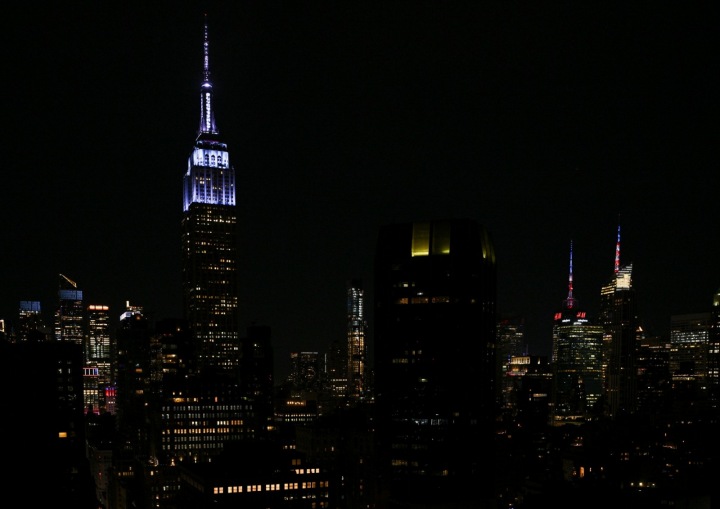 Modro svietiaci Empire State Building