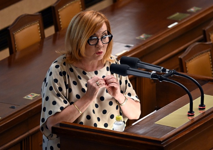 Krémové šaty s výraznými bodkami sú neprehliadnuteľné