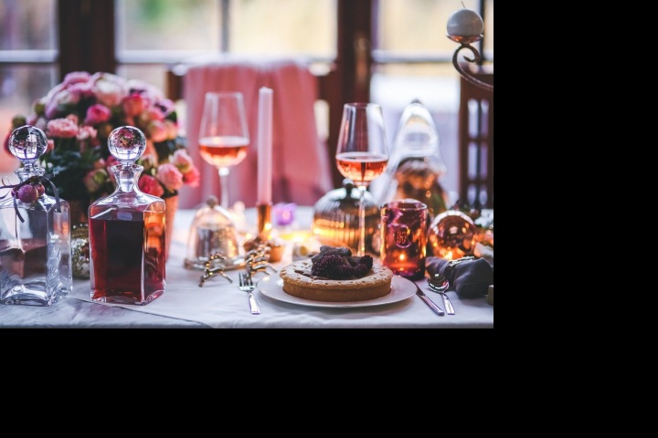 Prostřený sváteční stůl