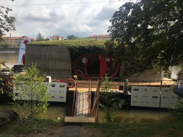 Prvok pluje na Vltavě.