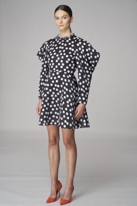 Žena v černobílých puntíkovaných šatech