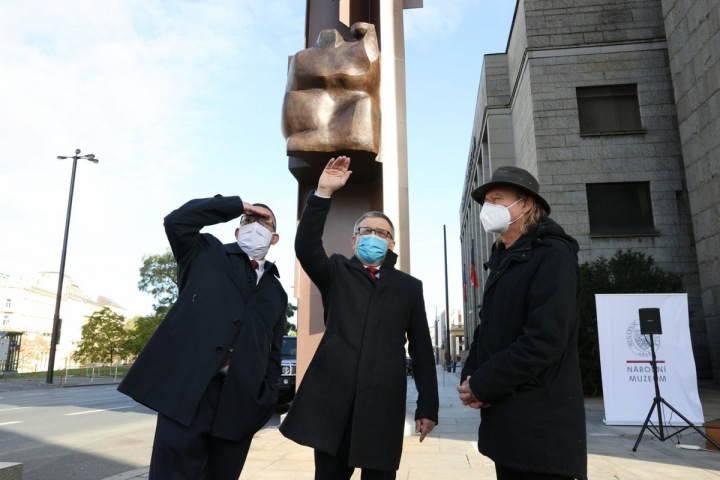 Ředitel Lukeš, ministr Zaorálek a umělec Kašpar u pylonu. 