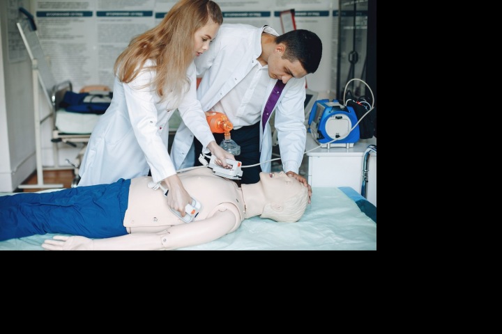 Sestřička zahajuje zkušební resuscitaci. 