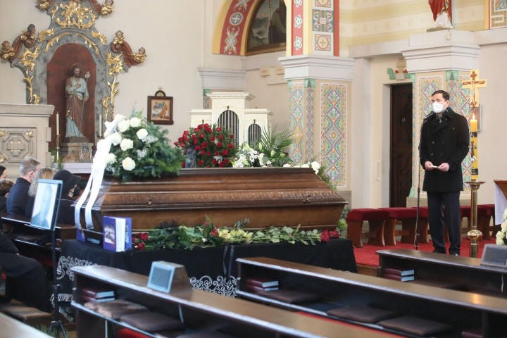 Robert Záruba při proslovu na pohřbu. 