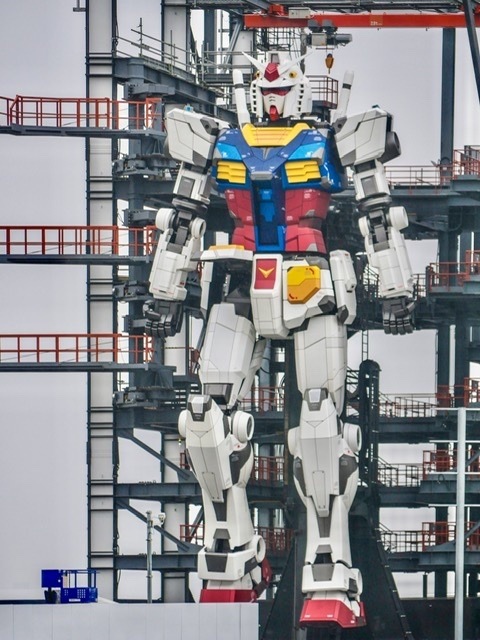 Během testů už zvedl pravou nohu. 