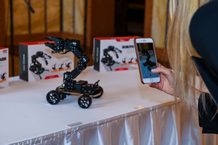 Robotická pomůcka na stole. 