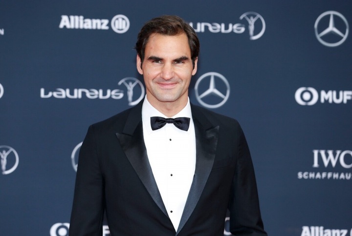 Roger Federer na červeném koberci. 