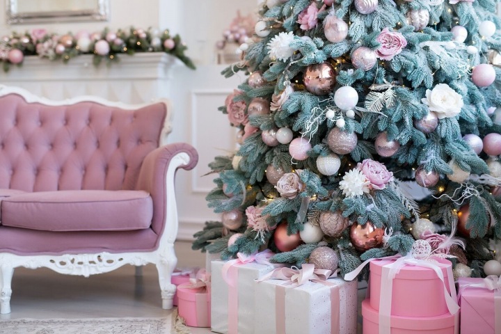 Rose Gold vánoční ozdoby. 