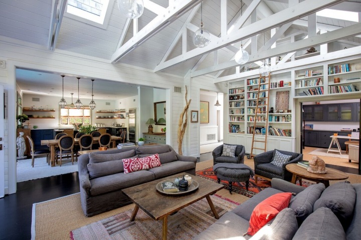 Salonek s knihovnou.