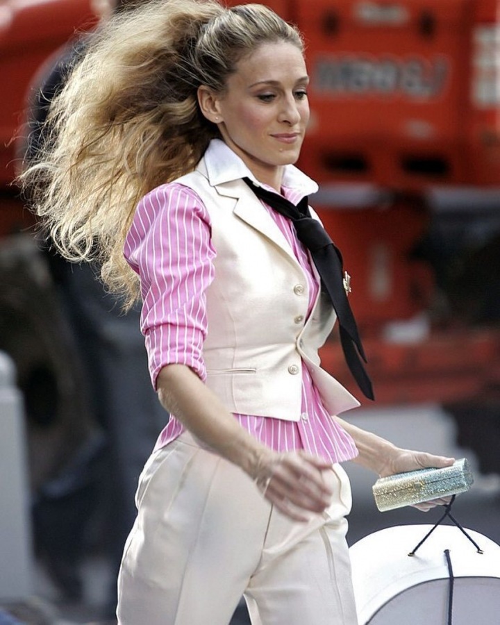 Sarah Jessica Parker jako Carrie Bradshaw v bílém obleku a růžové košili