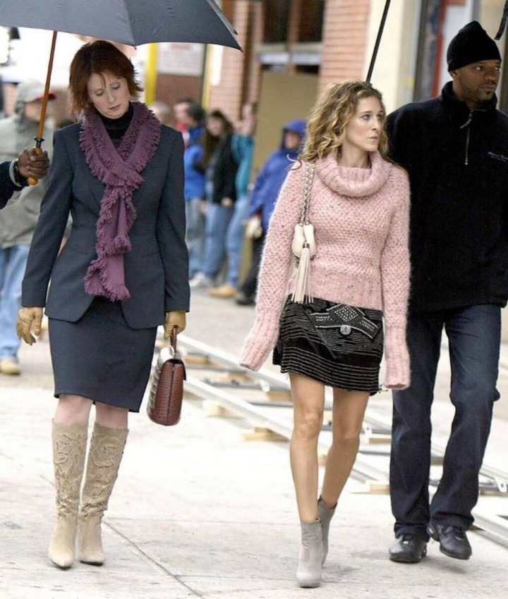 Sarah Jessica Parker jako Carrie Bradshaw v růžovém svetru a černé sukni