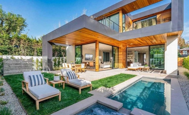 Sídlo s bazénem, John Legend