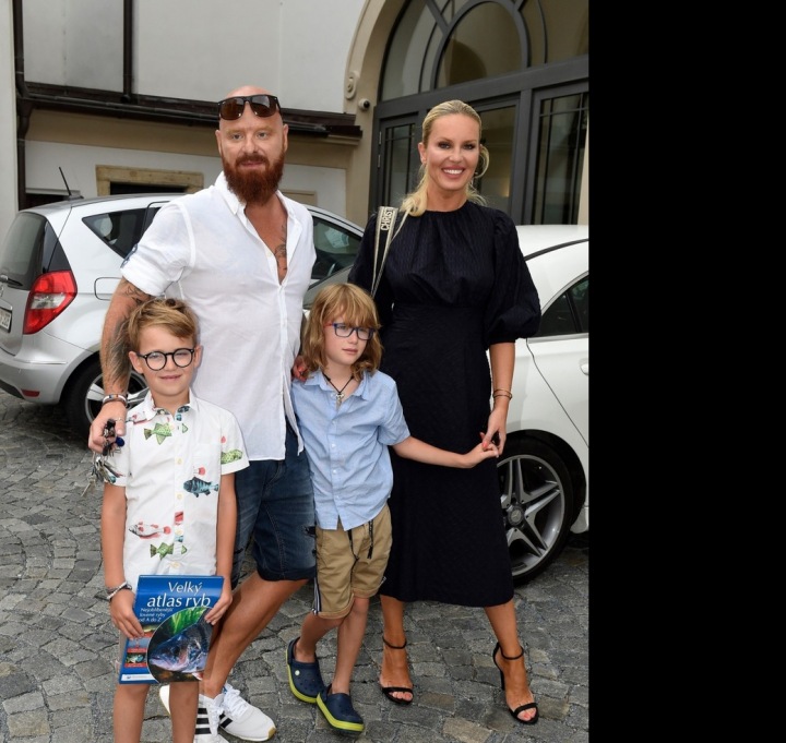 Simona Krainová s rodinou