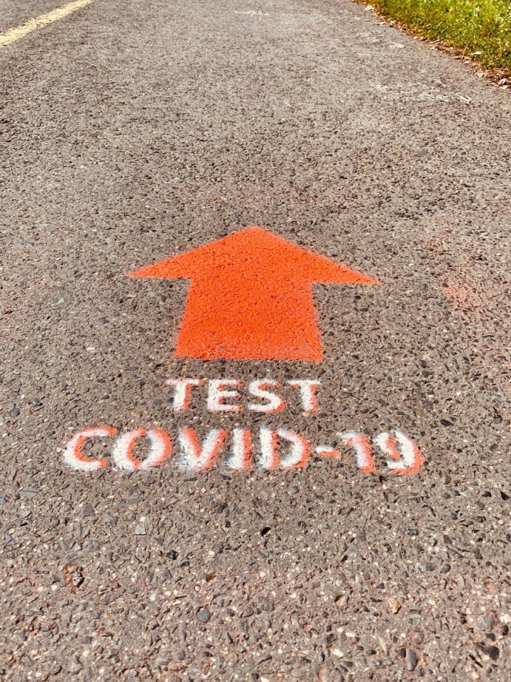 Šipka signalizující, kam jít na testy.