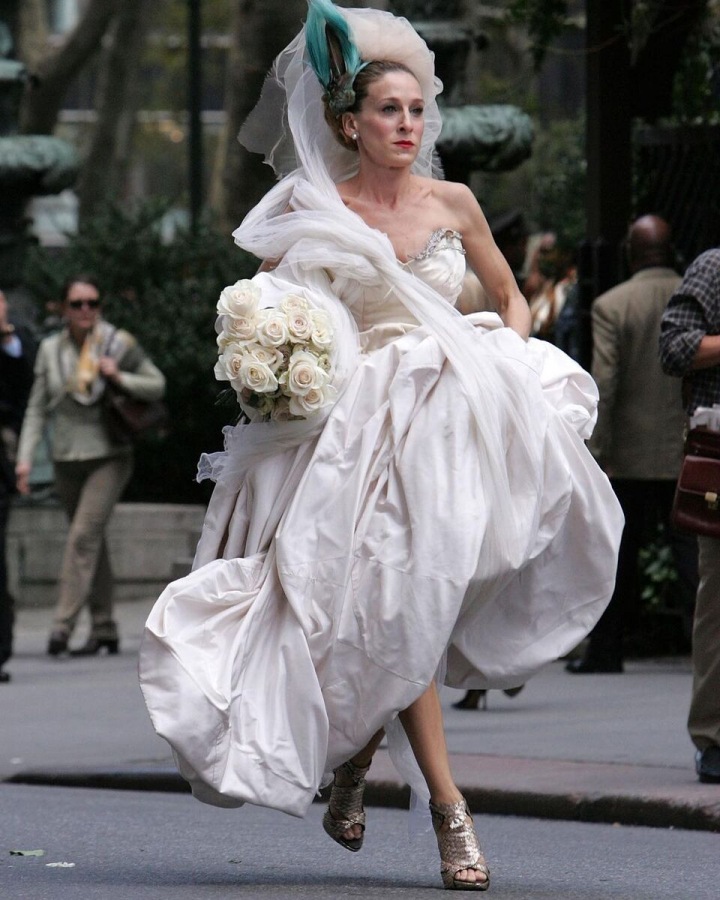 SJP jako Carrie Bradshaw ve svatebních šatech Vivienne Westwood
