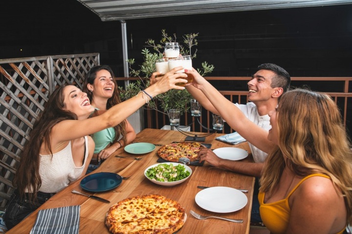 Přátelé večeří na terase