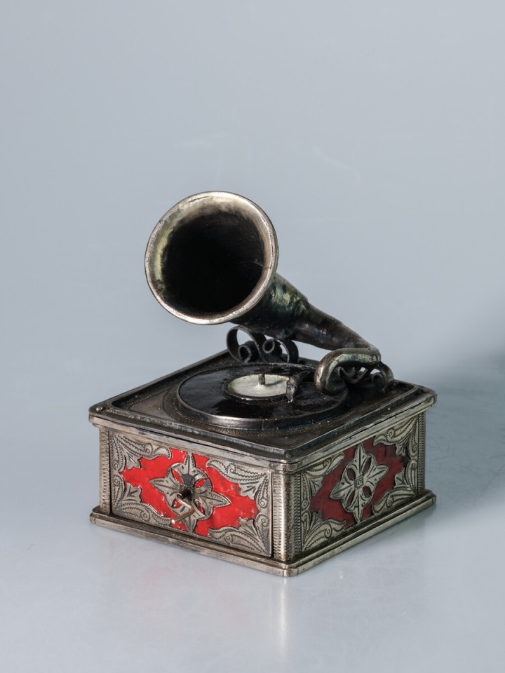 Miniatura gramofonu na kliku. 