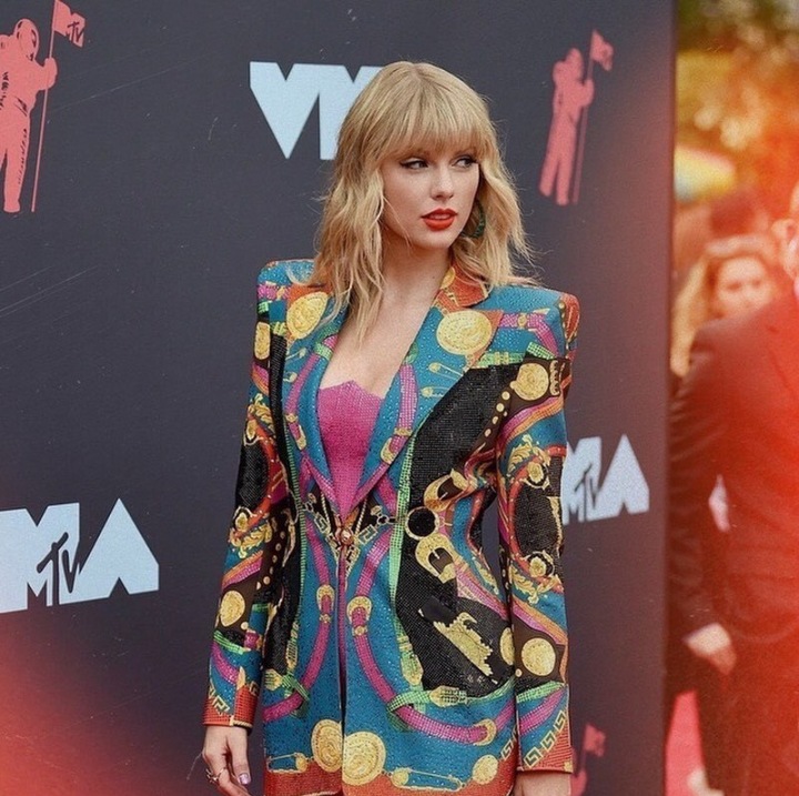 Taylor Swift pózuje v pestrobarevném outfitu