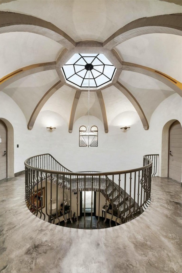 Točité schodiště a strop